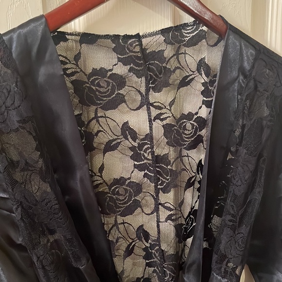 BLACK ROBE WITH BACK LACE SIZE XL - Picture 2 of 3